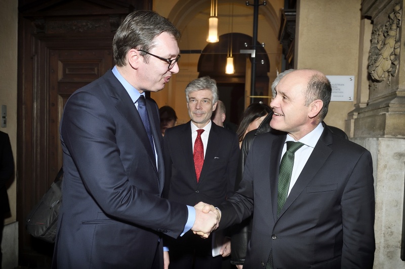 Von links: Präsident der Republik Serbien Aleskandar Vučić,  Parlamentsdirektor Harald Dossi, Nationalratspräsident Wolfgang Sobotka (V) bei der Verabschiedung