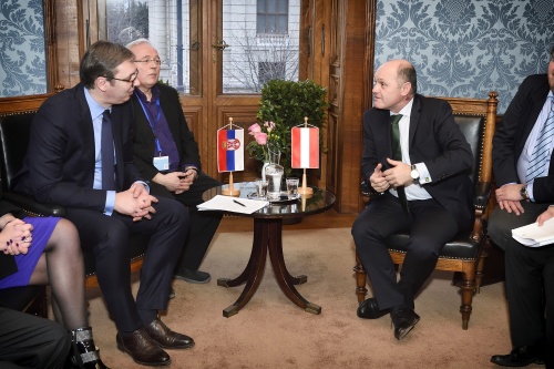 Aussprache. Von links: Präsident der Republik Serbien Aleskandar Vučić, Dolmetscher, Nationalratspräsident Wolfgang Sobotka (V)