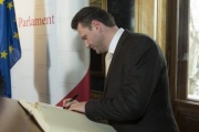 Der Präsident des Abgeordnetenhauses der Tschechischen Republik Radek Vondráček beim Eintrag in das Gästebuch