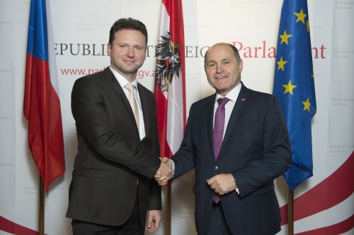 Von rechts: Nationalratspräsident Wolfgang Sobotka (V) begrüßt den Präsident des Abgeordnetenhauses der Tschechischen Republik Radek Vondráček