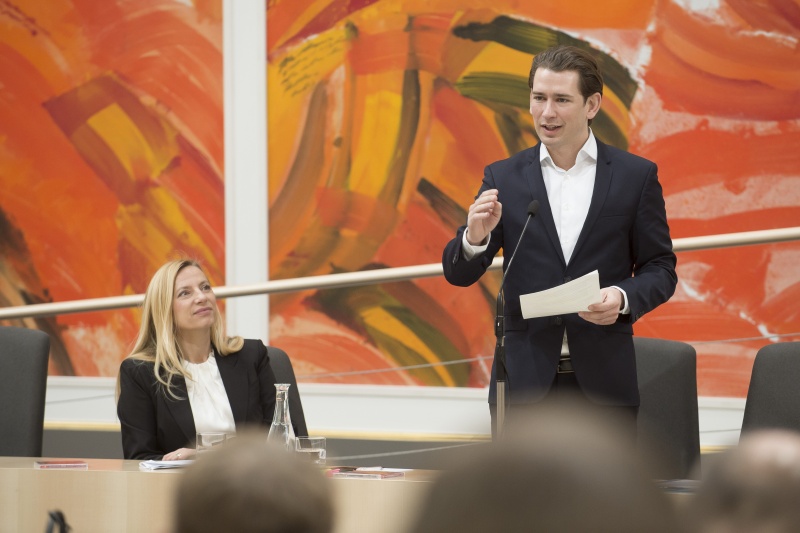 Auf der Regierungsbank von rechts: Bundeskanzler Sebastian Kurz (V) (am Wort) und Bundesministerin für Frauen, Familien und Jugend Juliane Bogner-Strauß (V)