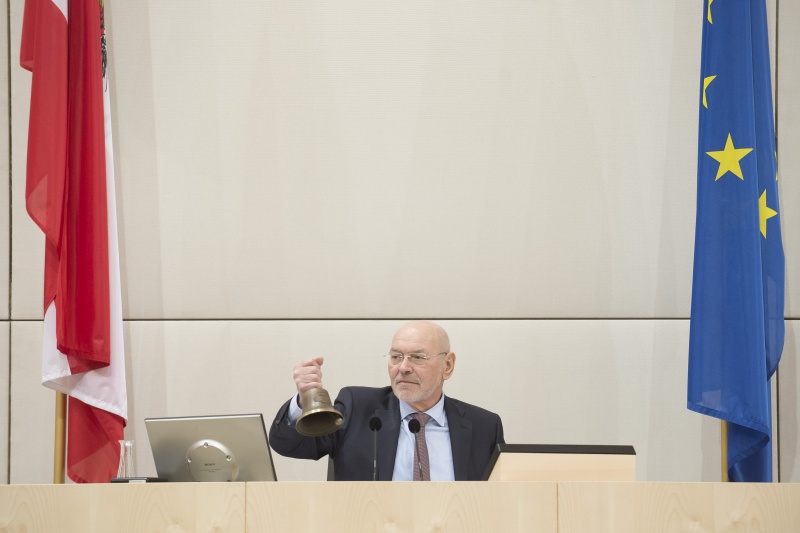 Bundesratspräsident Reinhard Todt (S) läutet die 875. Sitzung des Bundesrates ein