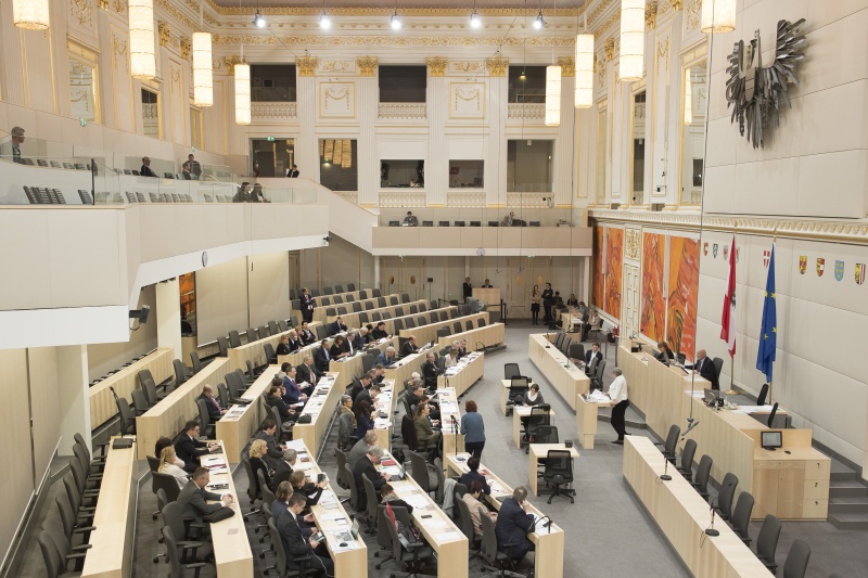 Blick Richtung SitzungsteilnehmerInnen. Am Rednerpult: Bundesrätin Inge Posch-Gruska (S), Am Präsidium: Bundesratspräsident Reinhard Todt (S)