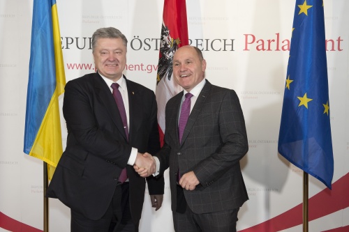 Von rechts: Nationalratspräsident Wolfgang Sobotka (V) begrüßt den Präsidenten der Ukraine Petro Poroschenko