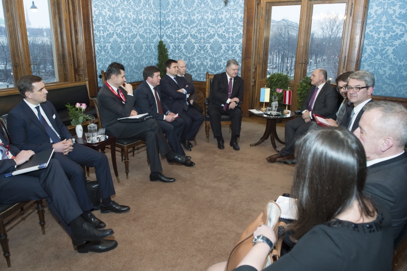 Aussprache. Linke Sitzreihe von links: Mitglieder der ukrainischen Delegation, VizePremierminister der Ukraine Hennadiy Zubko, Außenminister der Ukraine Pavlo Klimkin, Präsident der Ukraine Petro Poroschenko. Rechte Sitzreihe von rechts: Parlamentsvizedirektor Alexis Wintoniak, Nationalratspräsident Wolfgang Sobotka (V)