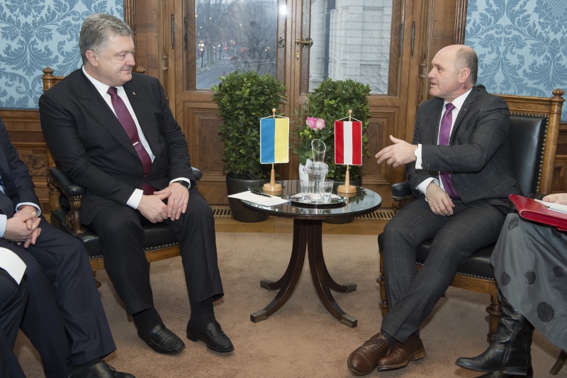 Aussprache zwischen Nationalratspräsident Wolfgang Sobotka (V) (rechts) und dem Präsidenten der Ukraine Petro Poroschenko