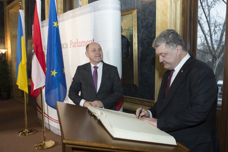 Von rechts: Präsident der Ukraine Petro Poroschenko, Nationalratspräsident Wolfgang Sobotka (V)