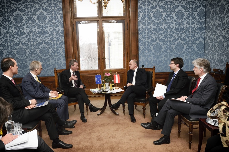 Aussprache. Von rechts: Parlamentsdirektor Harald Dossi, Mitarbeiter Büro des Nationalratspräsidenten, Nationalratspräsident Wolfgang Sobotka (V), Mitglied der Europäischen Kommission Günther Oettinger, Mitglieder der Delegation