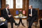 Aussprache. Von links: Mitglied der Europäischen Kommission Günther Oettinger, Nationalratspräsident Wolfgang Sobotka (V)
