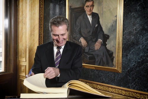 Mitglied der Europäischen Kommission Günther Oettinger beim Eintrag ins Gästebuch