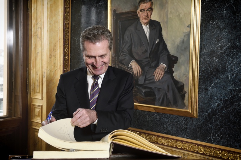 Mitglied der Europäischen Kommission Günther Oettinger beim Eintrag ins Gästebuch