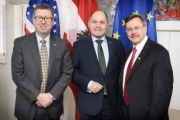 Von links: US Gesandter Botschaftsrat Eugene Young, Nationalratspräsident Wolfgang Sobotka (V), Acting Deputy Chief of Mission Stephen Hubler