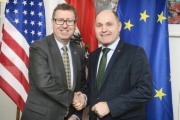 Von links: US Gesandter Botschaftsrat Eugene Young, Nationalratspräsident Wolfgang Sobotka (V)
