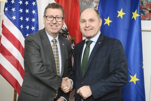 Von links: US Gesandter Botschaftsrat Eugene Young, Nationalratspräsident Wolfgang Sobotka (V)
