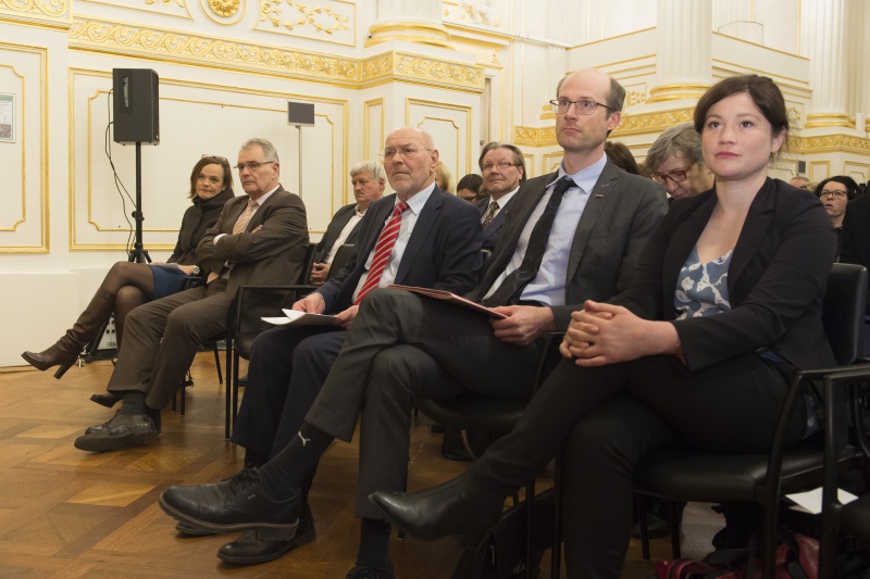 Erste Reihe von rechts: Mag.a Sylvia Kuba, Crowdwork-Expertin der Arbeiterkammer Wien, Mag. Dr. Rolf Gleißner, stv. Leiter für Sozialpolitik und Gesundheit, Wirtschaftskammer Österreich, Bundesratspräsident Reinhard Todt (S), Bundesrat Edgar Mayer (V), Nationalratsabgeordnete Sonja Hammerschmid (S)