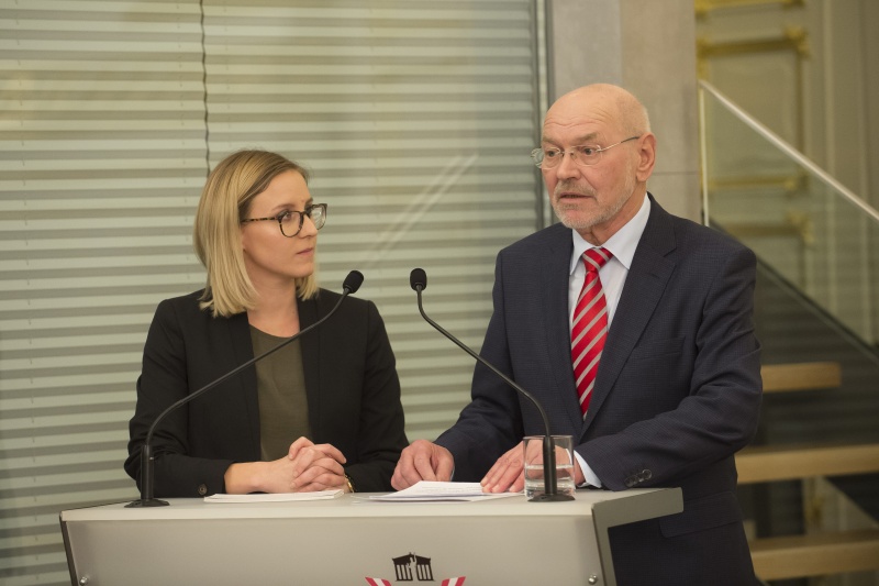 Am Rednerpult von rechts: Bundesratspräsident Reinhard Todt (S) (am Wort) mit Moderatorin Lara Hagen, Der Standard