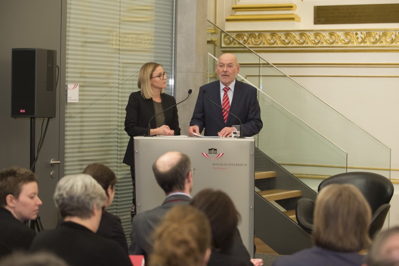 Am Rednerpult von rechts: Bundesratspräsident Reinhard Todt (S) (am Wort) mit Moderatorin Lara Hagen, Der Standard