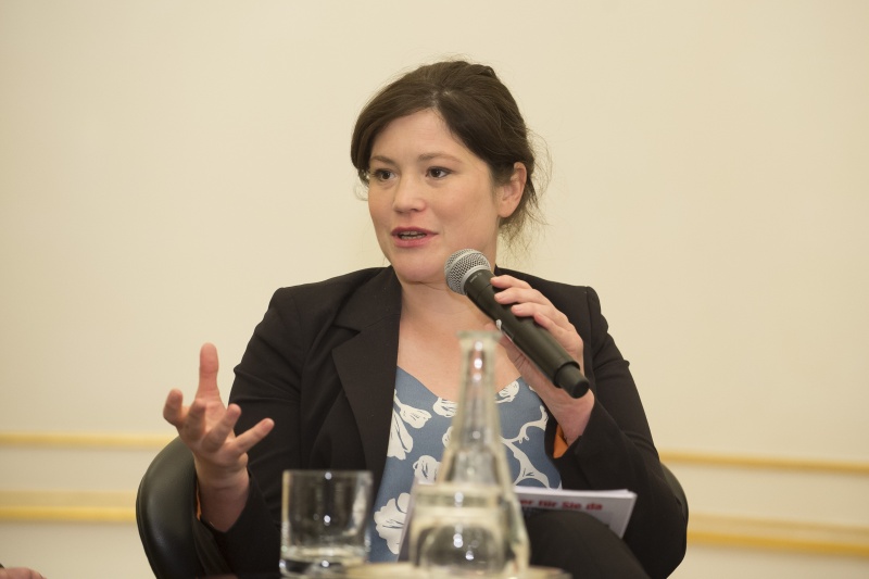 Am Podium: Mag.a Sylvia Kuba, Crowdwork-Expertin der Arbeiterkammer Wien