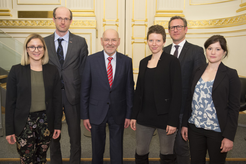 Von links: Moderatorin Lara Hagen, Der Standard, Mag. Dr. Rolf Gleißner, stv. Leiter für Sozialpolitik und Gesundheit, Wirtschaftskammer Österreich, Bundesratspräsident Reinhard Todt (S), Eva Wohlfarter, ehemalige Fahrradkurierin bei Foodora, Linguistin, stadtstreunen.at, Ao. Univ.-Prof. Mag. Dr. Martin Risak, Institut für Arbeits- und Sozialrecht, Universität Wien, Mag.a Sylvia Kuba, Crowdwork-Expertin der Arbeiterkammer Wien
