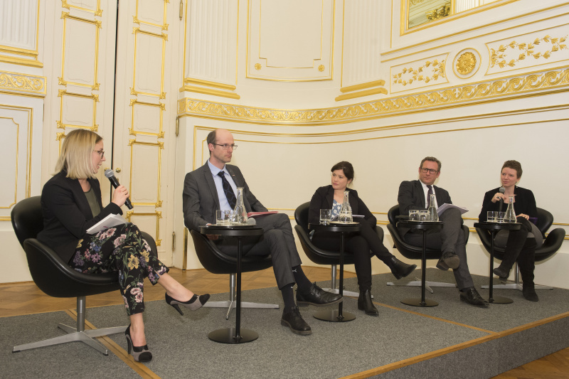 Am Podium von links: Moderatorin Lara Hagen, Redakteurin Chronik, Der Standard, Mag. Dr. Rolf Gleißner, stv. Leiter für Sozialpolitik und Gesundheit, Wirtschaftskammer Österreich, Mag.a Sylvia Kuba, Crowdwork-Expertin der Arbeiterkammer Wien, Ao. Univ.-Prof. Mag. Dr. Martin Risak, Institut für Arbeits- und Sozialrecht, Universität Wien, Eva Wohlfarter, ehemalige Fahrradkurierin bei Foodora, Linguistin,
stadtstreunen.at