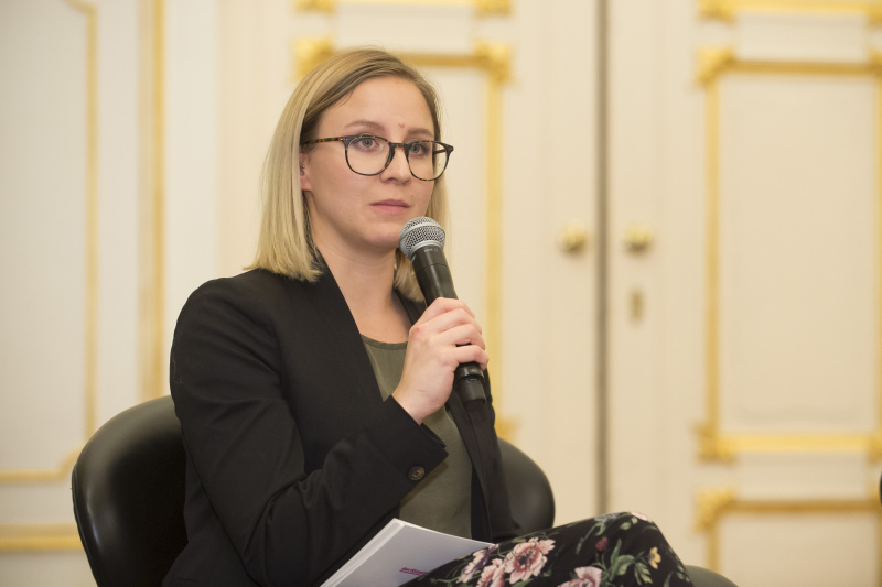 Am Podium: Moderatorin Lara Hagen, Der Standard