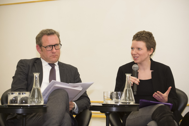 Von rechts: Eva Wohlfarter, ehemalige Fahrradkurierin bei Foodora, Linguistin, stadtstreunen.at (am Wort), Ao. Univ.-Prof. Mag. Dr. Martin Risak, Institut für Arbeits- und Sozialrecht, Universität Wien