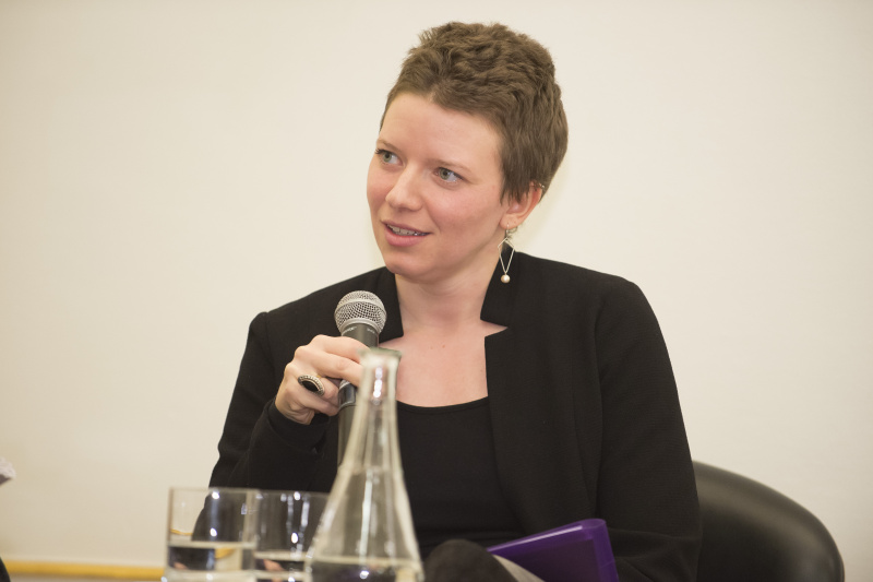 Am Podium: Eva Wohlfarter, ehemalige Fahrradkurierin bei Foodora, Linguistin, stadtstreunen.at