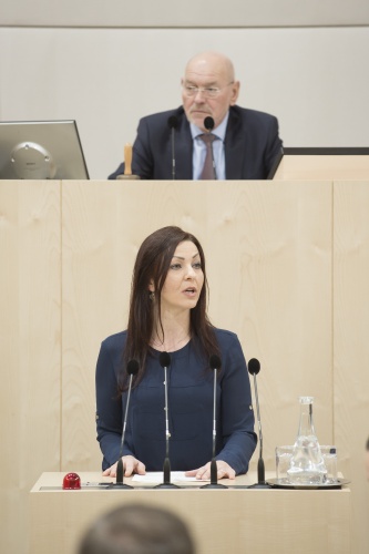 Am Rednerpult: Bundesrätin Ewa Dziedzic (G). Am Präsidium: Bundesratspräsident Reinhard Todt (S)