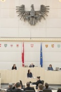Am Rednerpult: Bundesrätin Ewa Dziedzic (G). Am Präsidium: Bundesratspräsident Reinhard Todt (S)