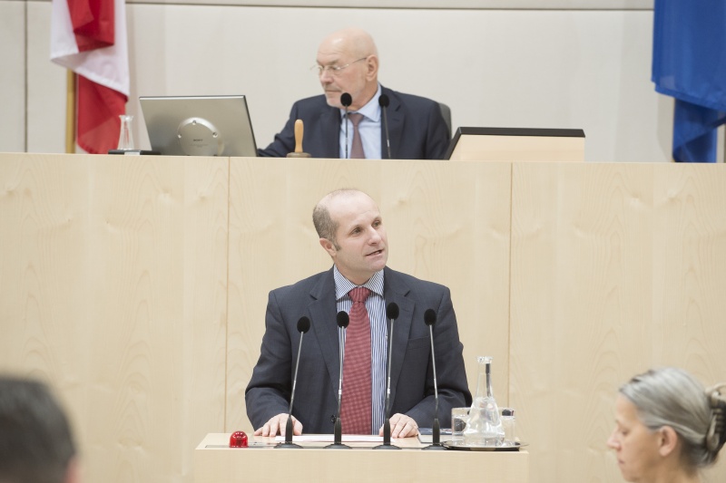 Am Rednerpult: Bundesrat Gerald Zelina (A). Am Präsidium: Bundesratspräsident Reinhard Todt (S)