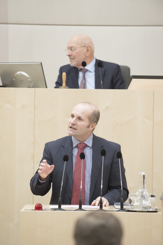 Am Rednerpult: Bundesrat Gerald Zelina (A). Am Präsidium: Bundesratspräsident Reinhard Todt (S)