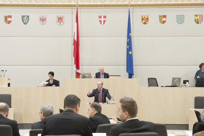 Am Rednerpult: Bundesrat Gerald Zelina (A). Am Präsidium: Bundesratspräsident Reinhard Todt (S)