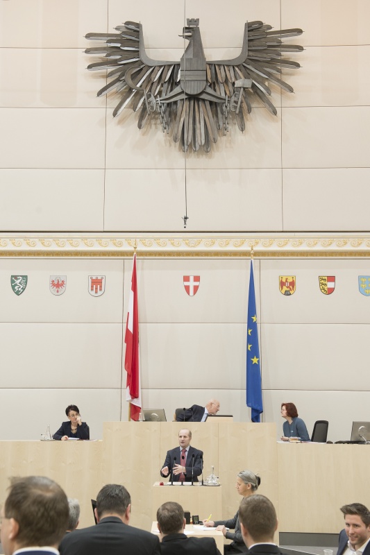 Am Rednerpult: Bundesrat Gerald Zelina (A). Am Präsidium: Bundesratspräsident Reinhard Todt (S)