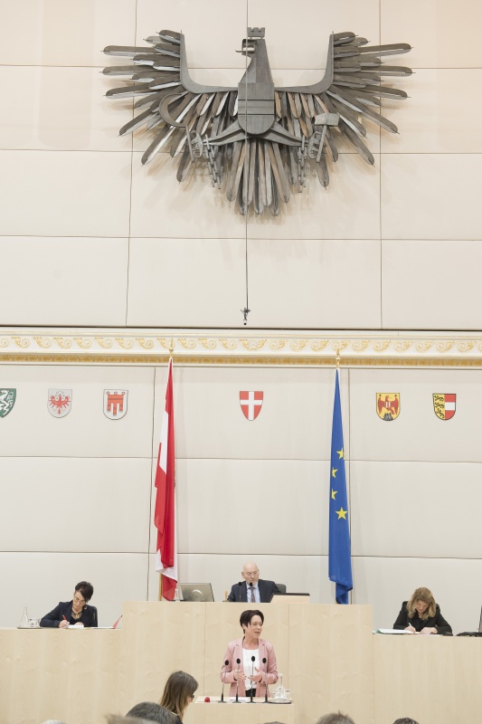 Am Rednerpult: Bundesratsvizepräsidentin Sonja Ledl-Rossmann (V). Am Präsidium: Bundesratspräsident Reinhard Todt (S)