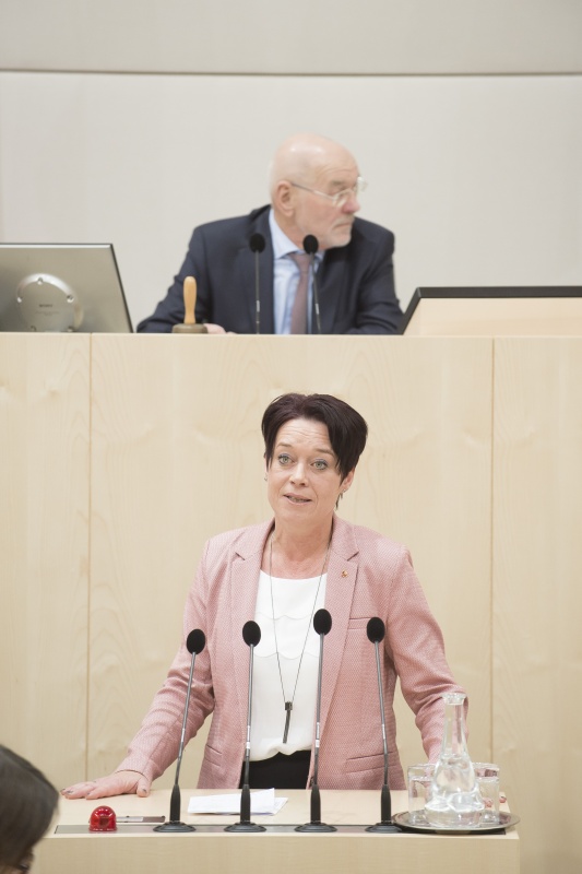 Am Rednerpult: Bundesratsvizepräsidentin Sonja Ledl-Rossmann (V). Am Präsidium: Bundesratspräsident Reinhard Todt (S)
