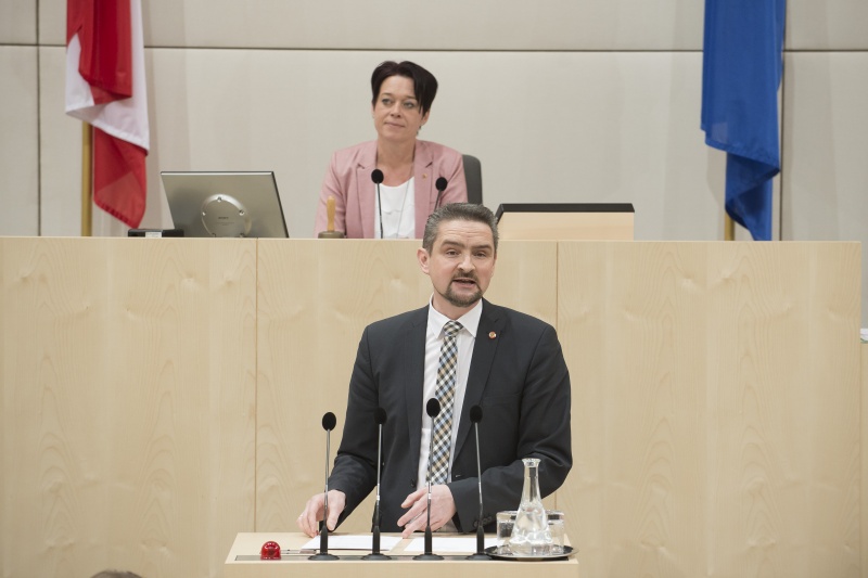 Am Rednerpult: Bundesrat Martin Weber (S). Am Präsidium: Bundesratsvizepräsidentin Sonja Ledl-Rossmann (V)