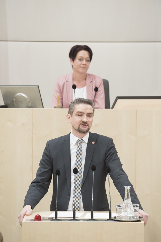 Am Rednerpult: Bundesrat Martin Weber (S). Am Präsidium: Bundesratsvizepräsidentin Sonja Ledl-Rossmann (V)