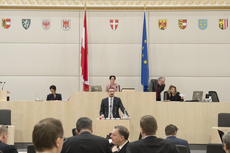 Am Rednerpult: Bundesrat Martin Weber (S). Am Präsidium: Bundesratsvizepräsidentin Sonja Ledl-Rossmann (V)
