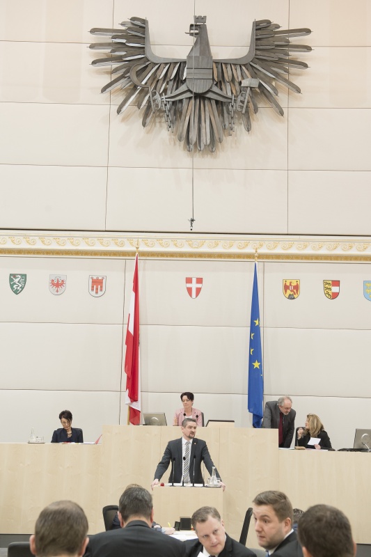 Am Rednerpult: Bundesrat Martin Weber (S). Am Präsidium: Bundesratsvizepräsidentin Sonja Ledl-Rossmann (V)