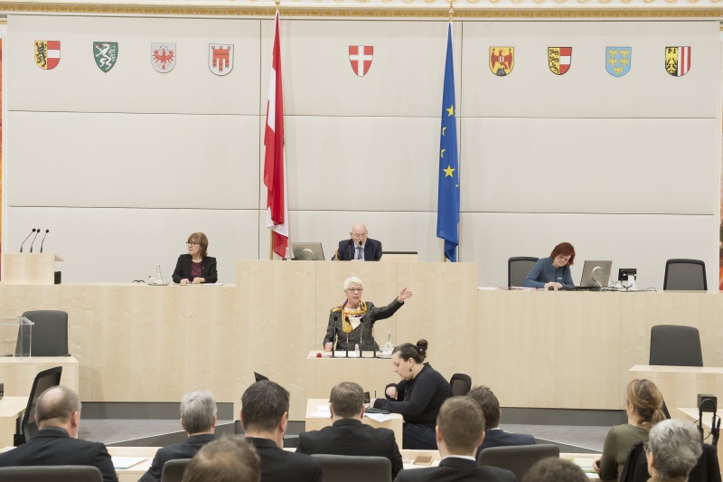 Am Rednerpult: Bundesrätin Monika Mühlwerth (F). Am Präsidium: Bundesratspräsident Reinhard Todt (S)