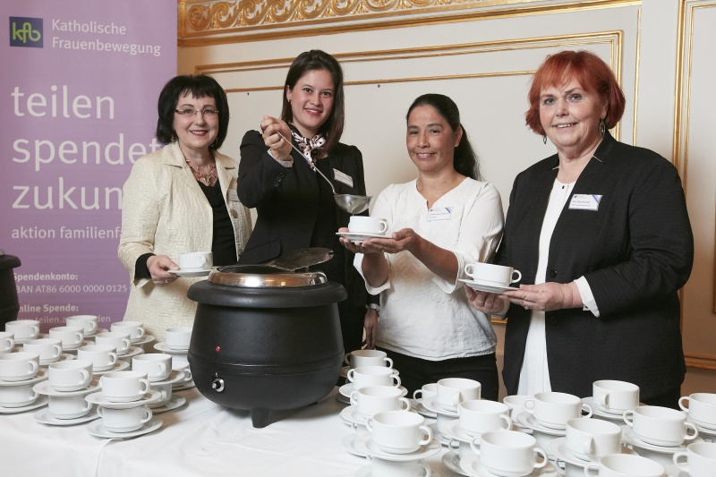 von links: Vorsitzende der Katholischen Frauenbewegung Österreichs Veronika Pernsteiner, Melissa Villegas Franco kfb-Partnerorganisation Vamos Mujer, Ana María Berrío Ramírez kfb-Partnerorganisation Vamos Mujer, Evi Oberhauser kfbö