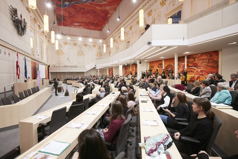 Begrüßung durch Welt der Frauen-Chefredakteurin Christine Haiden. Blick Richtung VeranstaltungsteilnehmerInnen