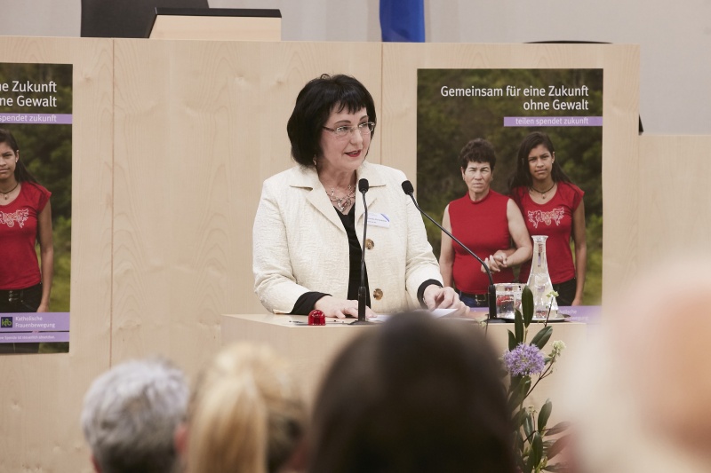 Einleitende Worte von Vorsitzende der Katholischen Frauenbewegung Österreichs Veronika Pernsteiner