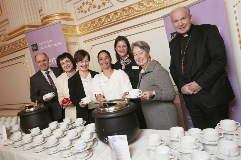 von links: Nationalratspräsident Wolfgang Sobotka (V), Welt der Frauen-Chefredakteurin Christine Haiden, Doris Schmidauer, Ana María Berrío Ramírez kfb-Partnerorganisation Vamos Mujer, Melissa Villegas Franco kfb-Partnerorganisation Vamos Mujer, Margit Fischer, Kardinal Christoph Schönborn