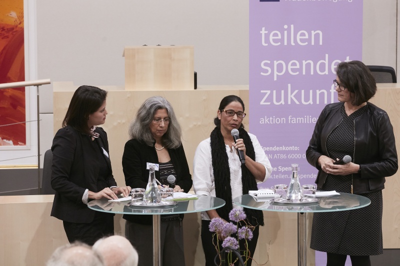 von rechts: Christine Haiden im Gespräch mit Ana María Berrío Ramírez und Melissa Villegas Franco von Vamos Mujer