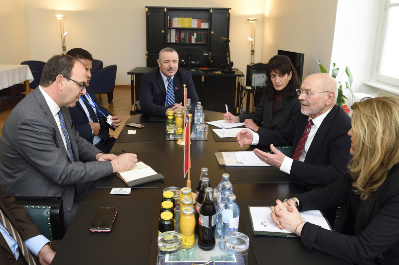 Aussprache von links: Linke Tischhälfte Präsident der Rätekammer des Königreichs Marokko Hakim Benchamach, Mitglieder der Delegation. Rechte Tischhälfte von links: Dolmetscherin, Bundesratspräsident Reinhard Todt (S), Bundesratsvizedirektorin Alice Alsch-Harant