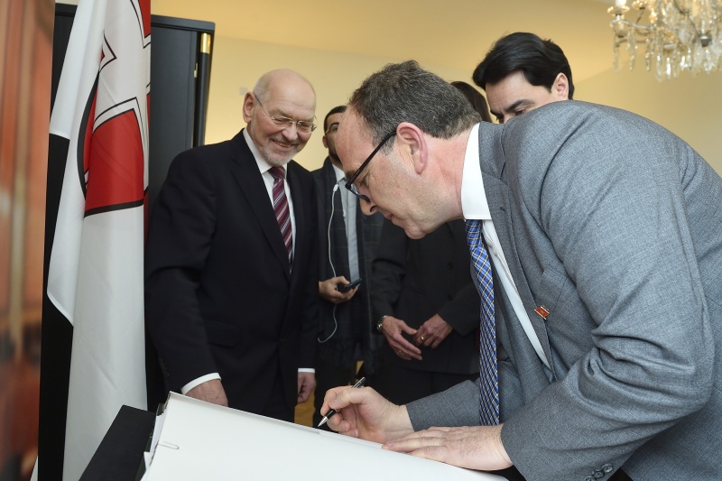 Von links: Bundesratspräsident Reinhard Todt (S), Präsident der Rätekammer des Königreichs Marokko Hakim Benchamach beim Eintrag in das Gästebuch