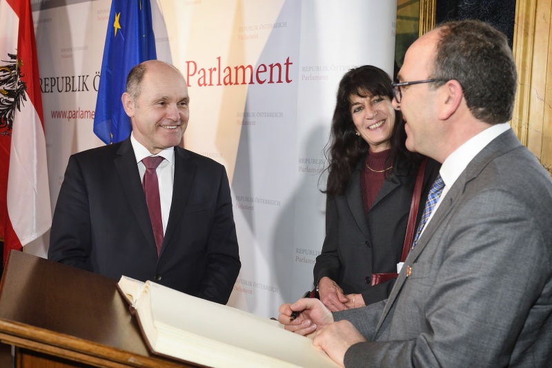 Eintrag ins Gästebuch, von links: Nationalratspräsident Wolfgang Sobotka (V), Dolmetscherin, Präsident der Rätekammer des Königreichs Marokko Hakim Benchamach beim Eintrag indas  Gästebuch