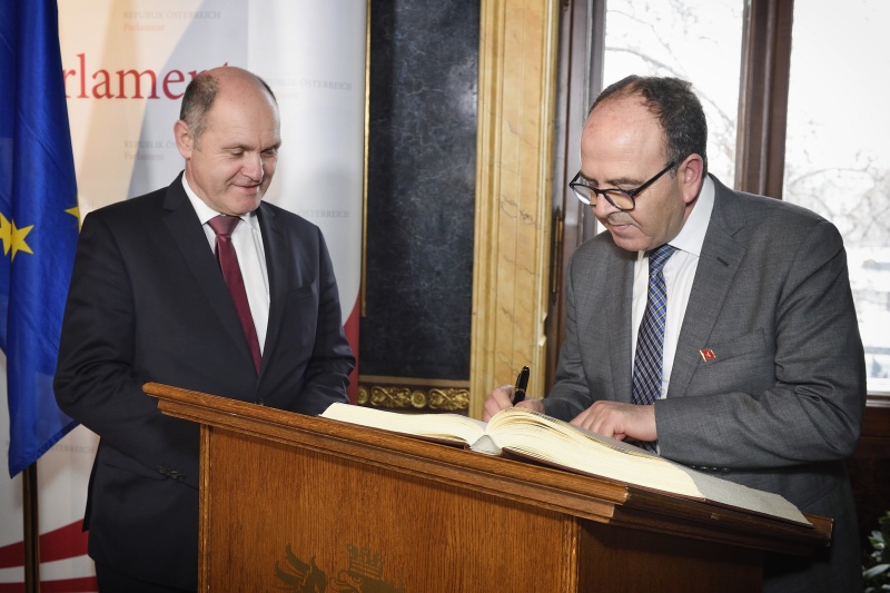 Von links: Nationalratspräsident Wolfgang Sobotka (V), Präsident der Rätekammer des Königreichs Marokko Hakim Benchamach Eintrag in das Gästebuch