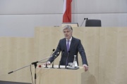 Parlamentsdirrektor Harald Dossi bei der Begrüßung